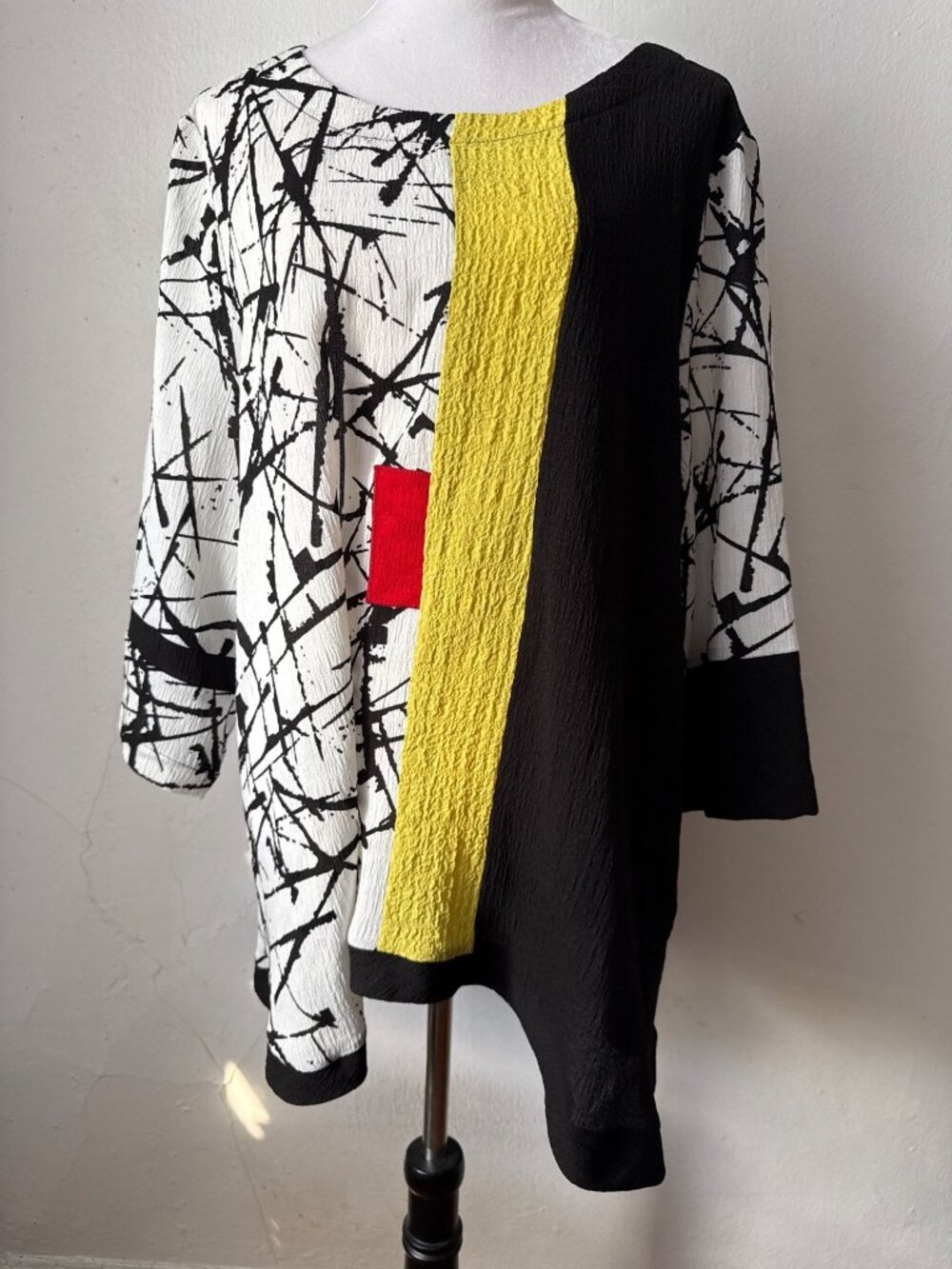 Moonlight White Black Texture Asymmetrical Art to Wear Yellow Stripe Pockets XXL